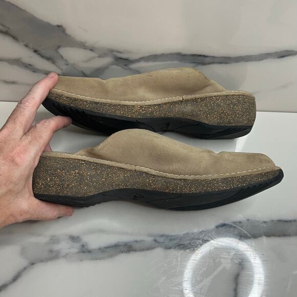 Clarks Women's Neutral Beige Leather Slide On Mules Sz 8 Comfort Outdoors - Picture 6 of 8